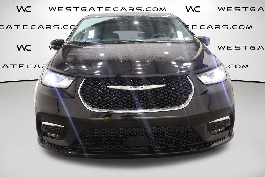 Used 2024 Chrysler Pacifica Touring-L image 2