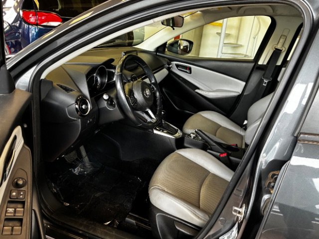 Used 2020 Toyota Yaris XLE image 53