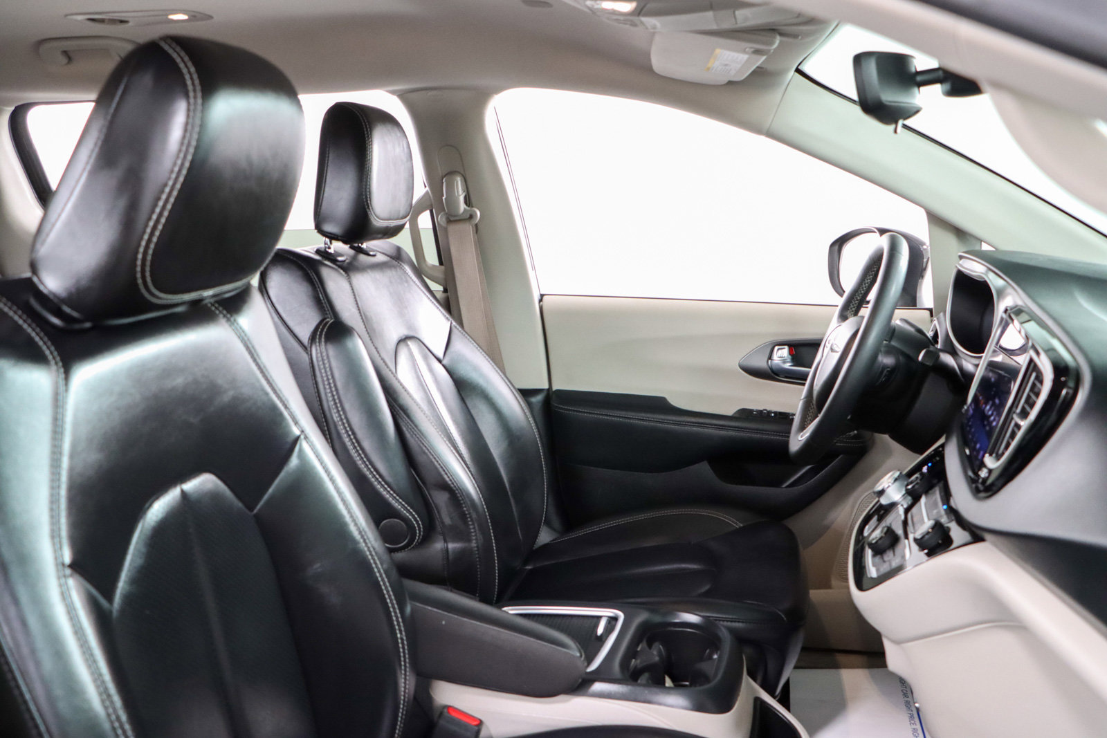 Used 2023 Chrysler Pacifica Touring-L image 27