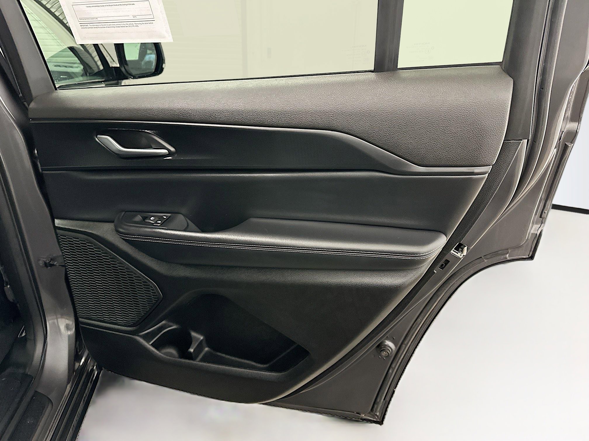 Used 2024 Jeep Grand Cherokee L Laredo image 32