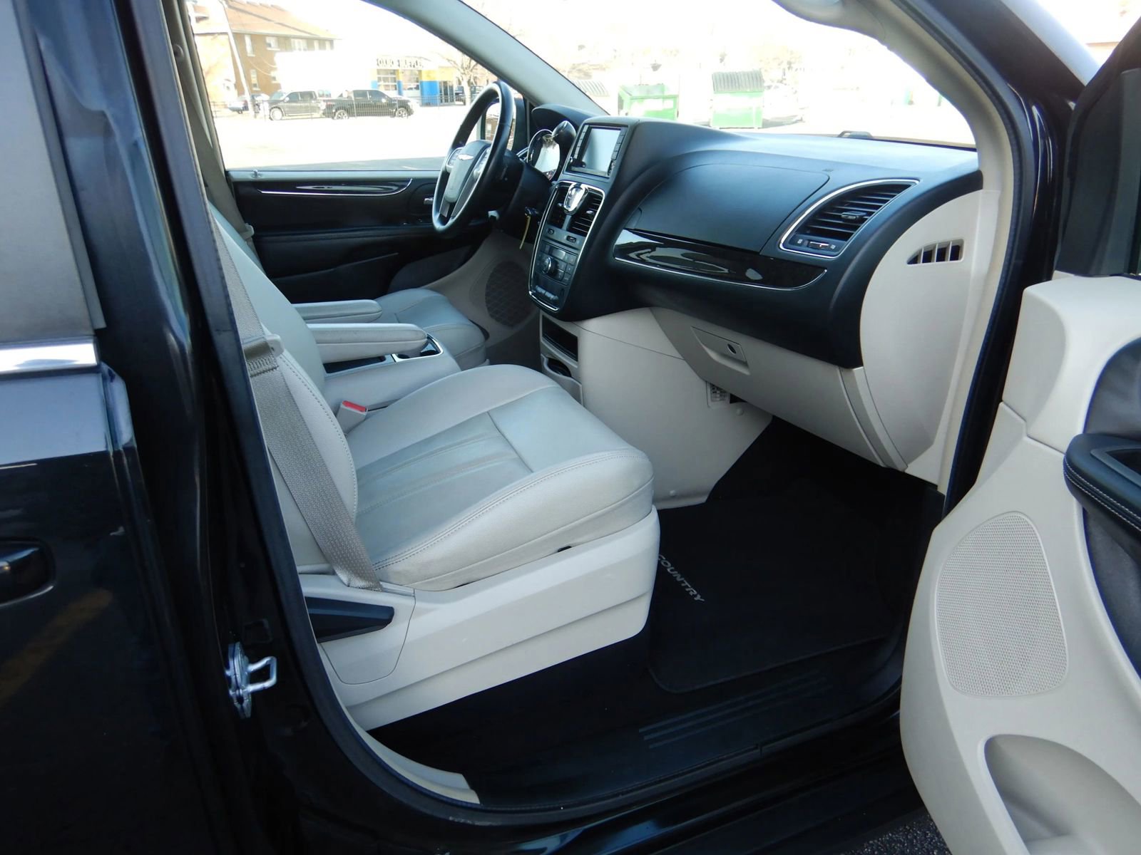 Used 2013 Chrysler Town & Country Touring image 18