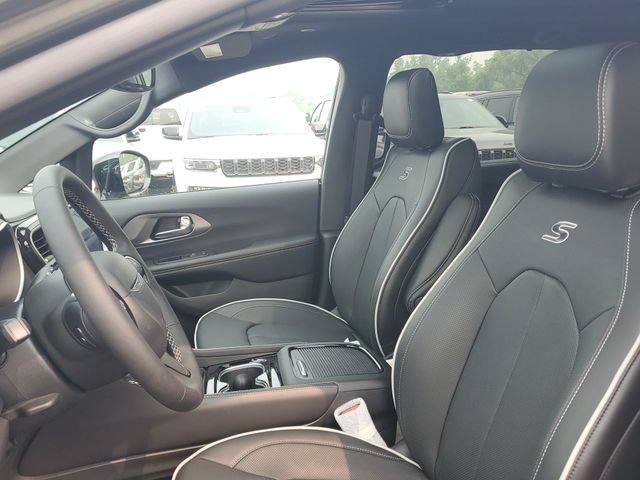 New 2027 Chrysler Pacifica Limited w/ Family Tech Group AWD/4WD image 18