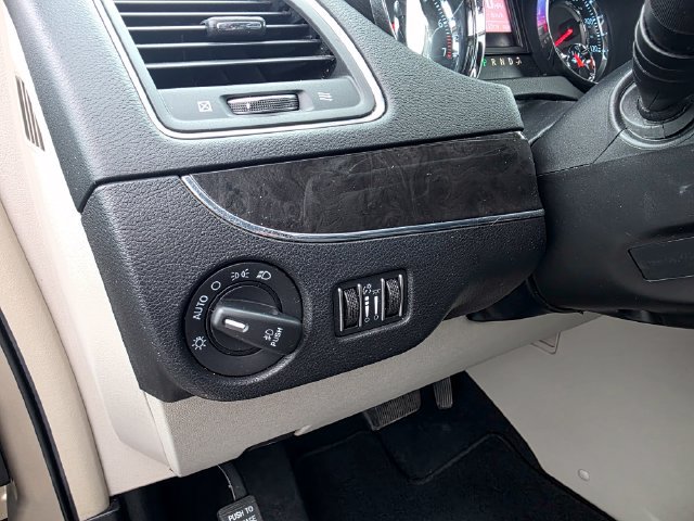 Used 2014 Chrysler Town & Country Touring FWD image 18