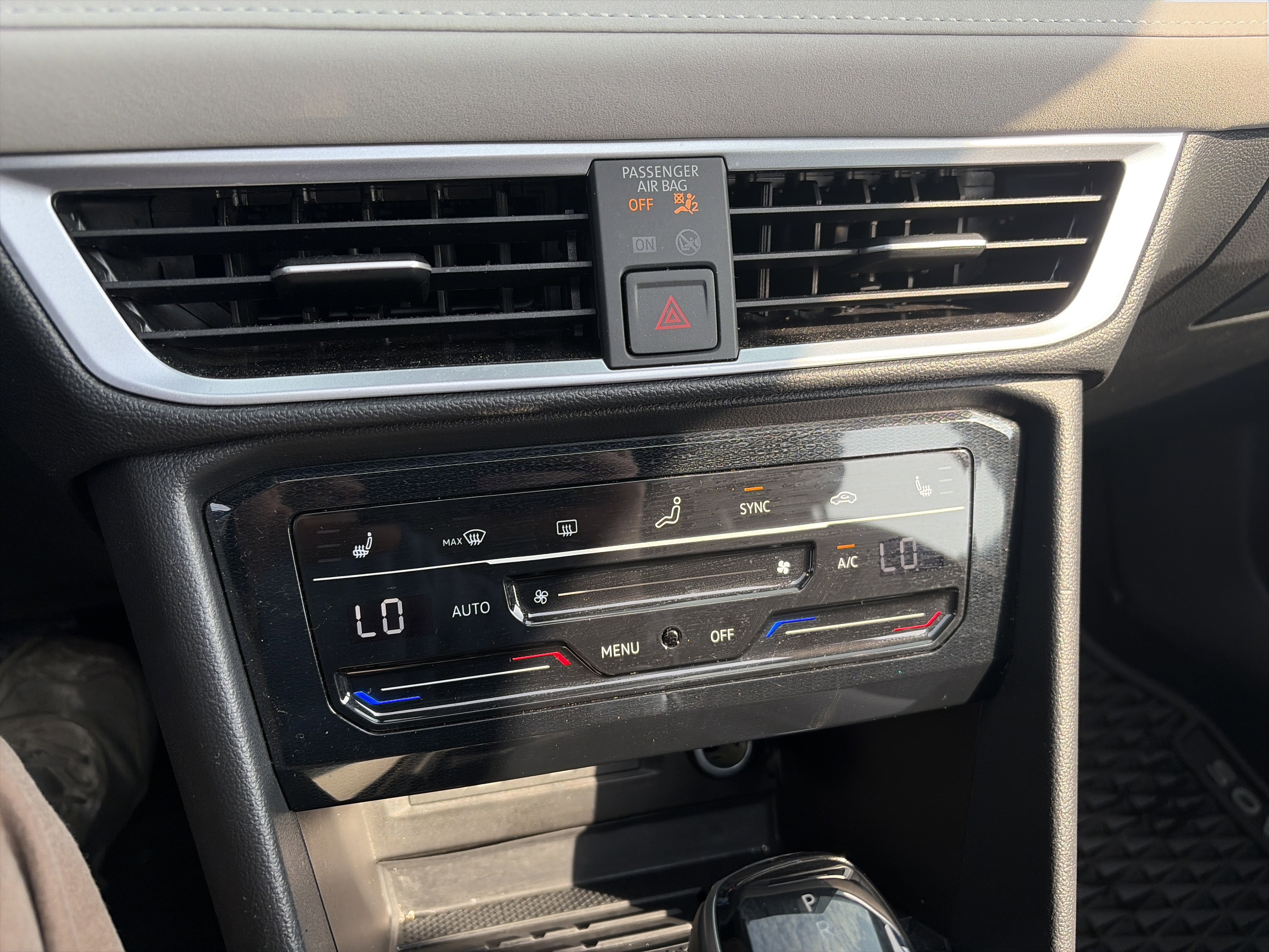 Certified 2025 Volkswagen Taos SE image 28