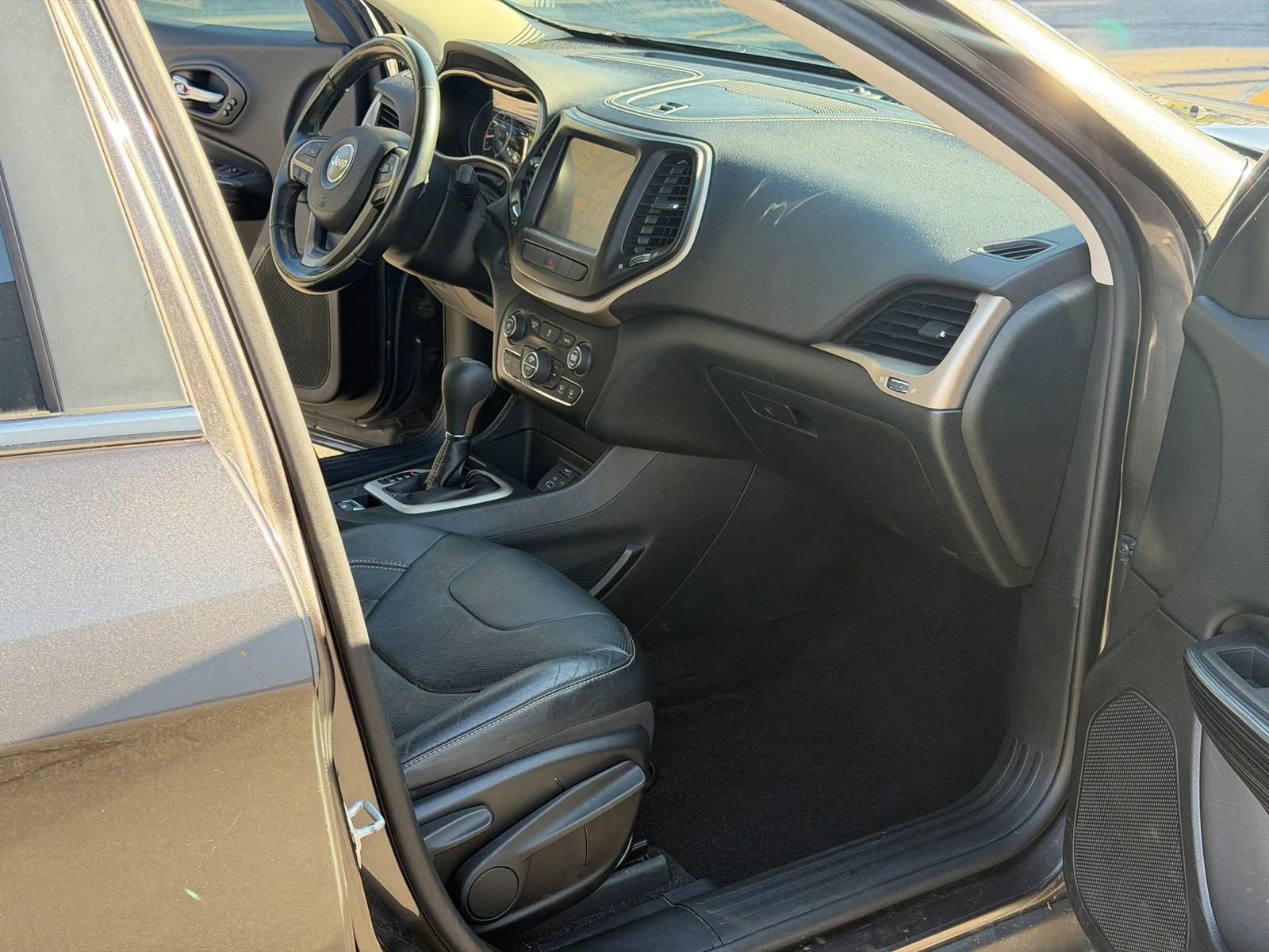 Used 2014 Jeep Cherokee Limited w/ Luxury Group image 19