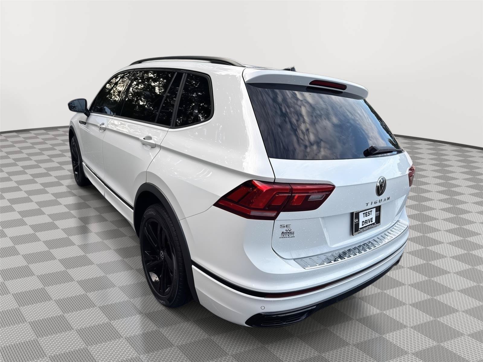 Used 2023 Volkswagen Tiguan SE R-Line FWD image 8
