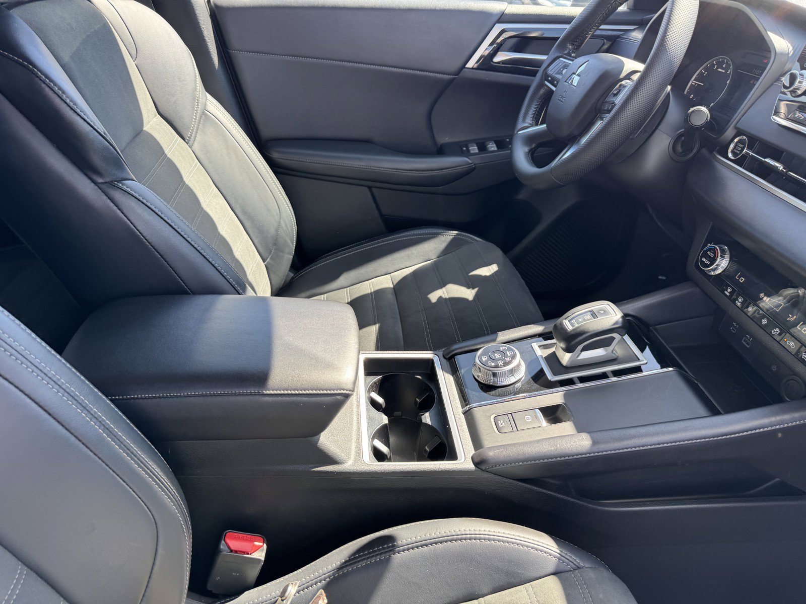 Used 2024 Mitsubishi Outlander SE Black Edition AWD/4WD image 8