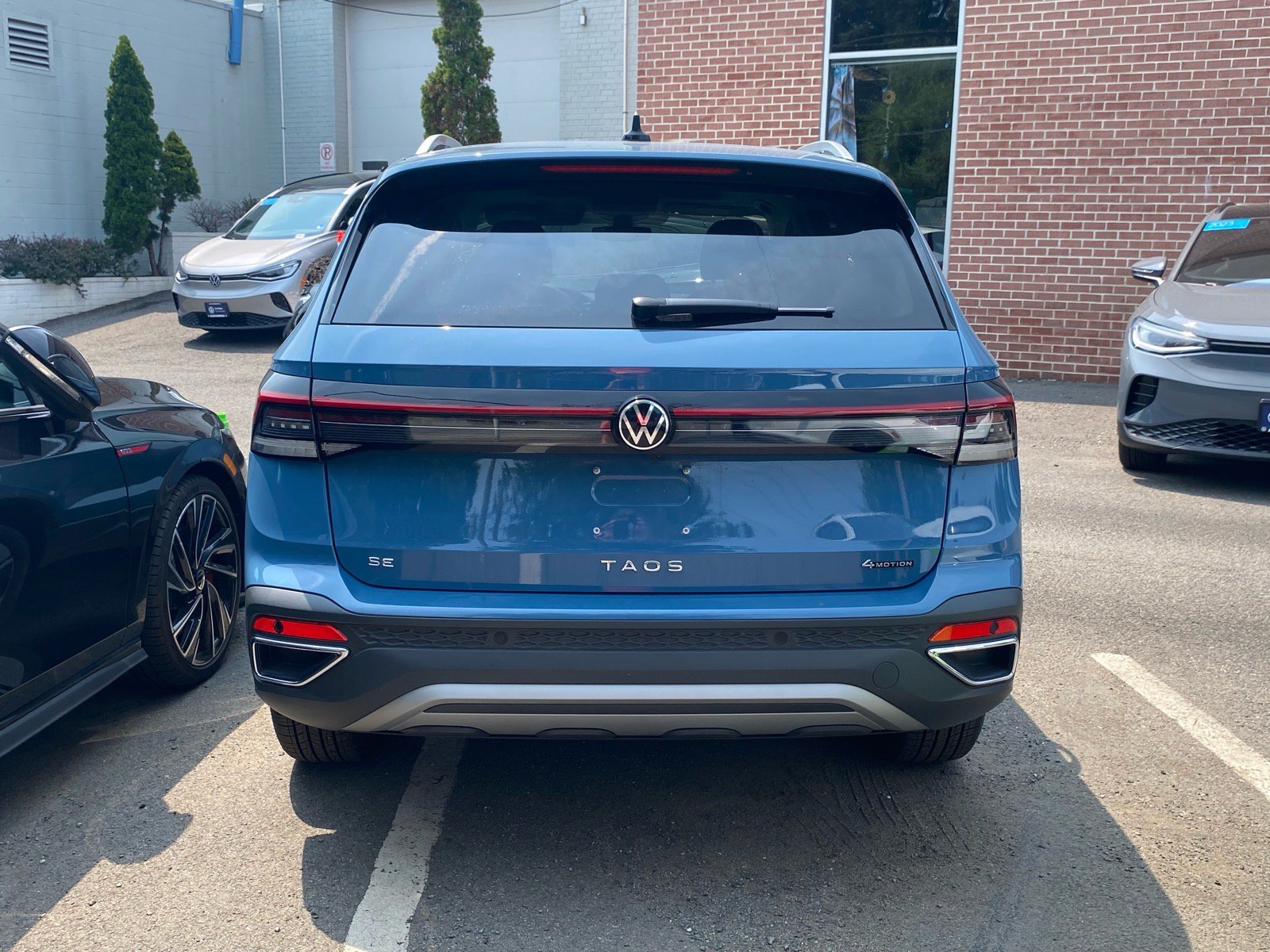 Certified 2025 Volkswagen Taos SE w/ Panoramic Sunroof Package AWD/4WD image 3