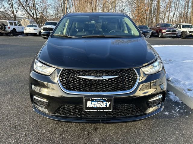 Used 2024 Chrysler Pacifica Touring-L image 3