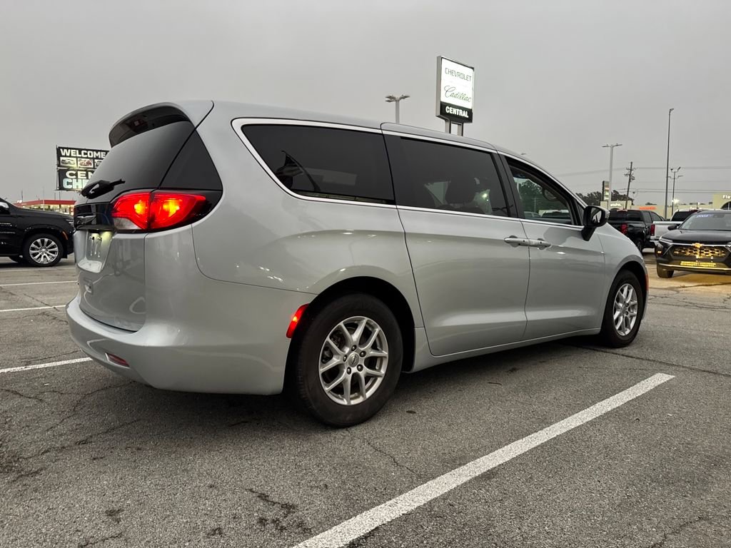 Used 2023 Chrysler Voyager LX image 5