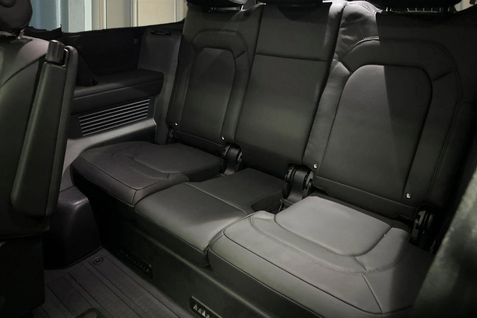 New 2025 Land Rover Defender 130 X-Dynamic SE AWD/4WD image 29