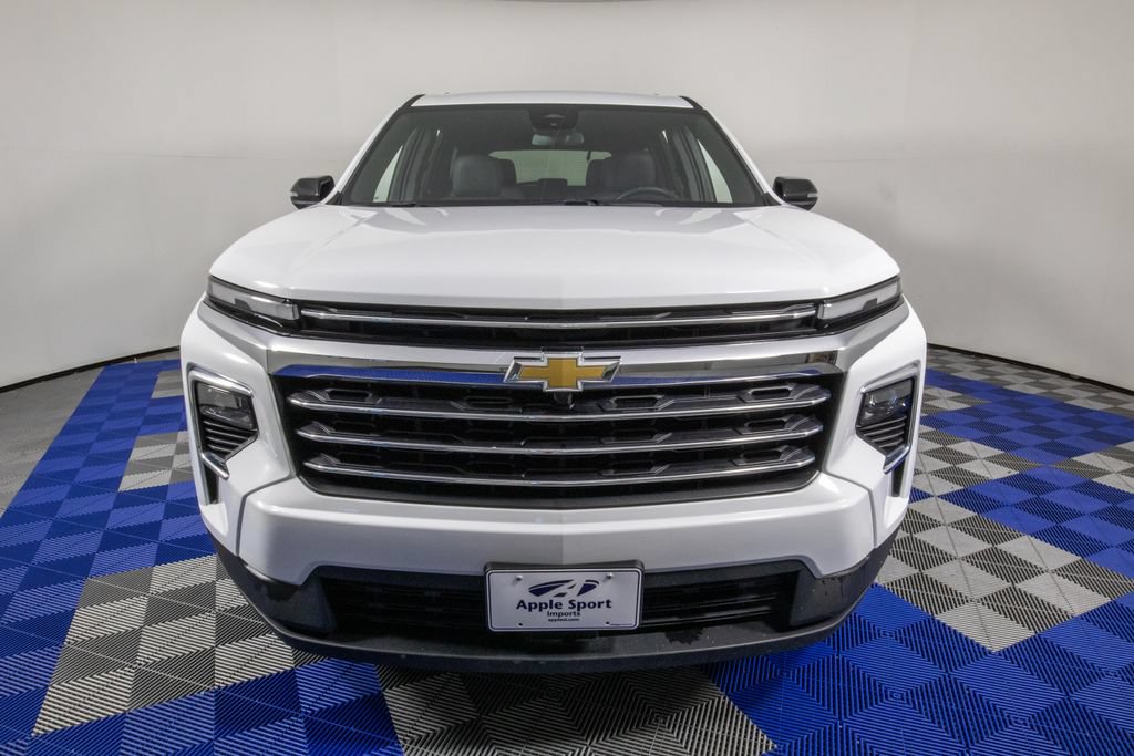Used 2025 Chevrolet Traverse LT FWD image 3