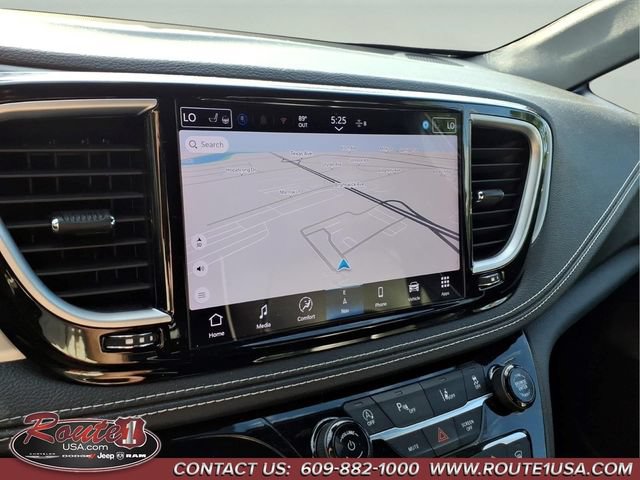 Used 2025 Chrysler Pacifica Limited FWD image 19