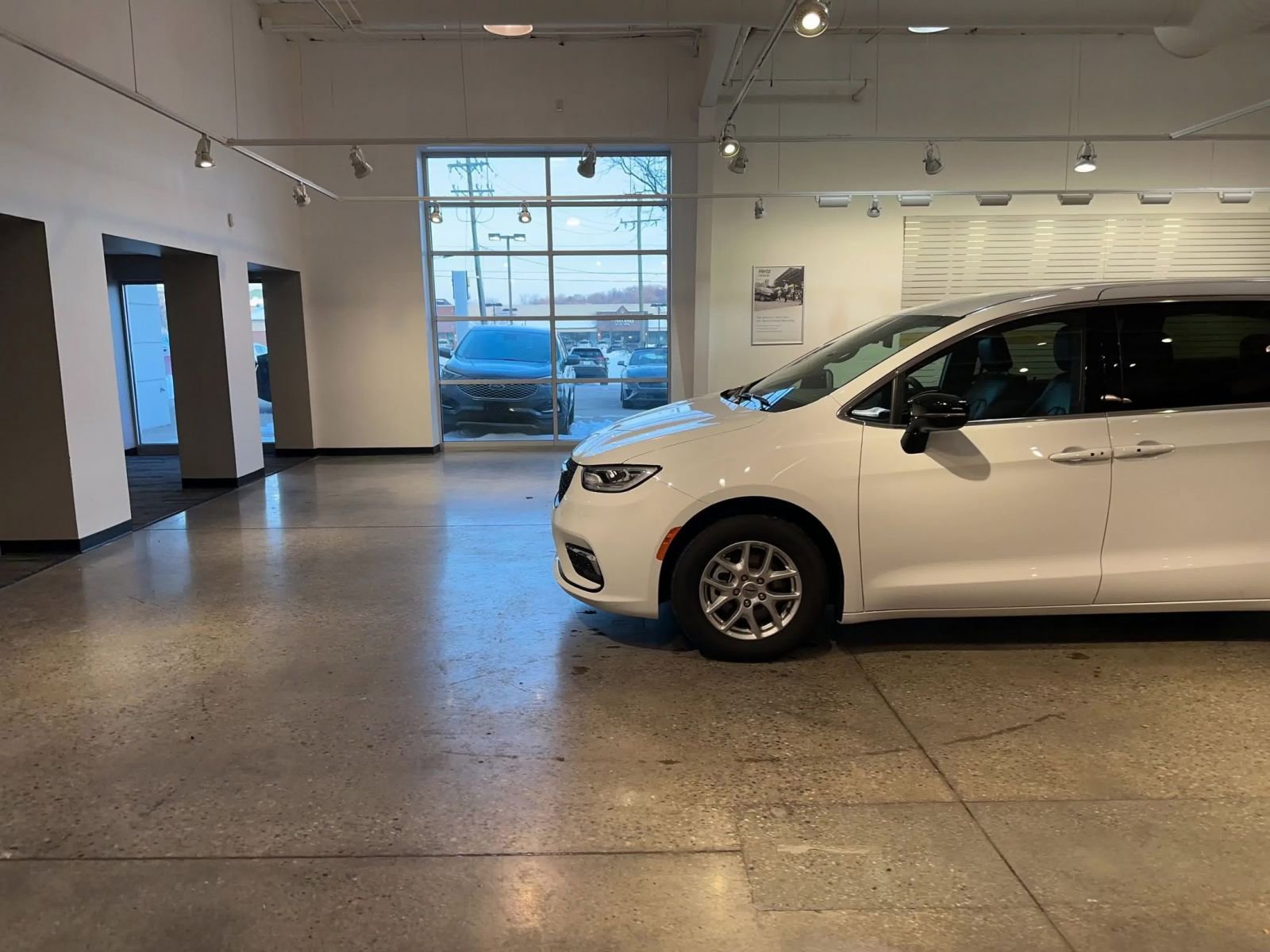 Used 2025 Chrysler Pacifica Select image 16