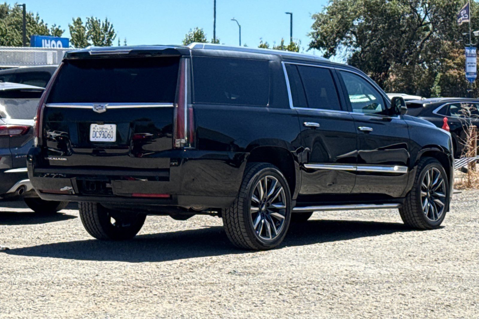 Used 2017 Cadillac Escalade ESV Luxury RWD image 4