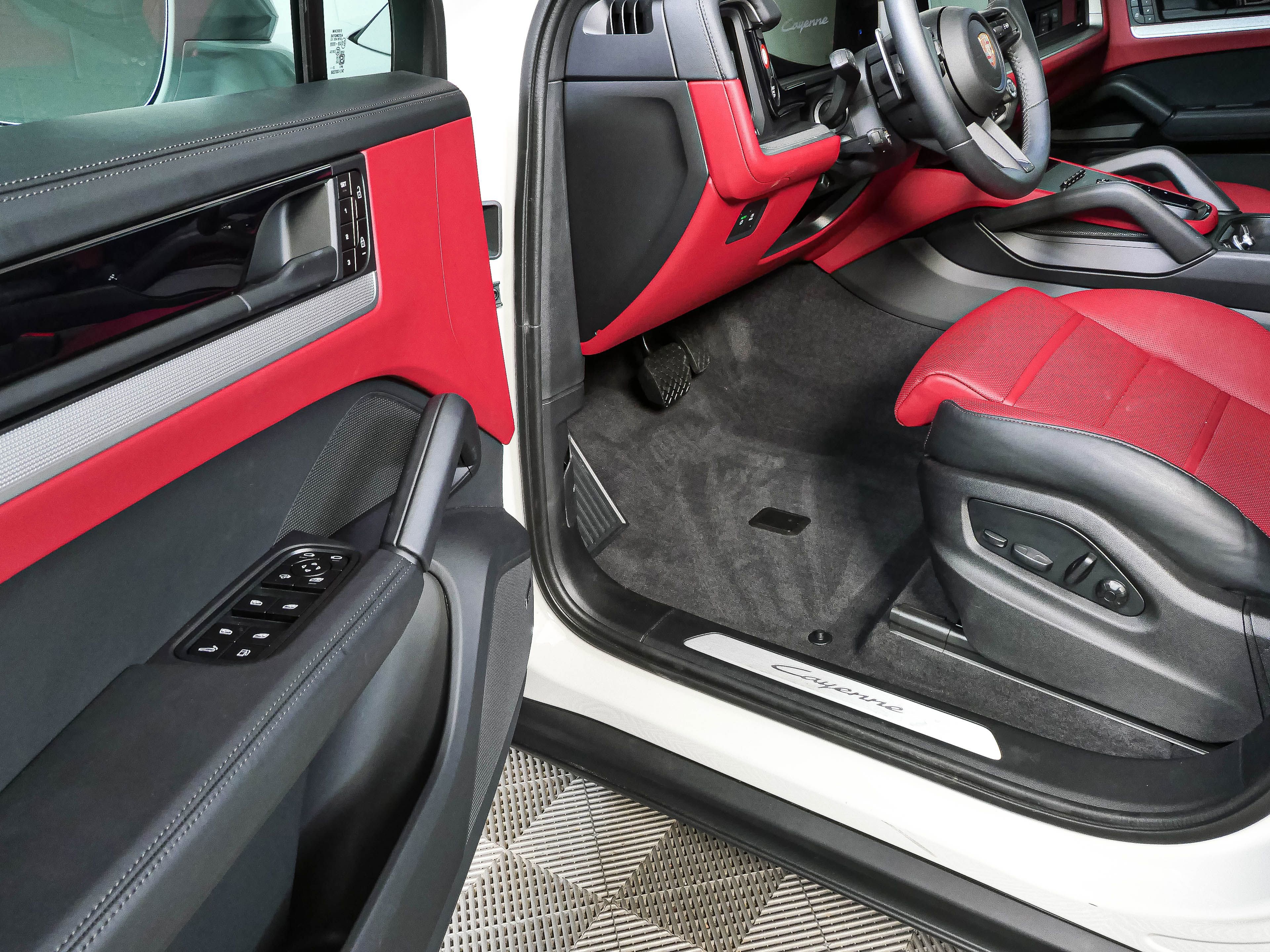 Certified 2026 Porsche Cayenne E-Hybrid Coupe AWD/4WD image 8