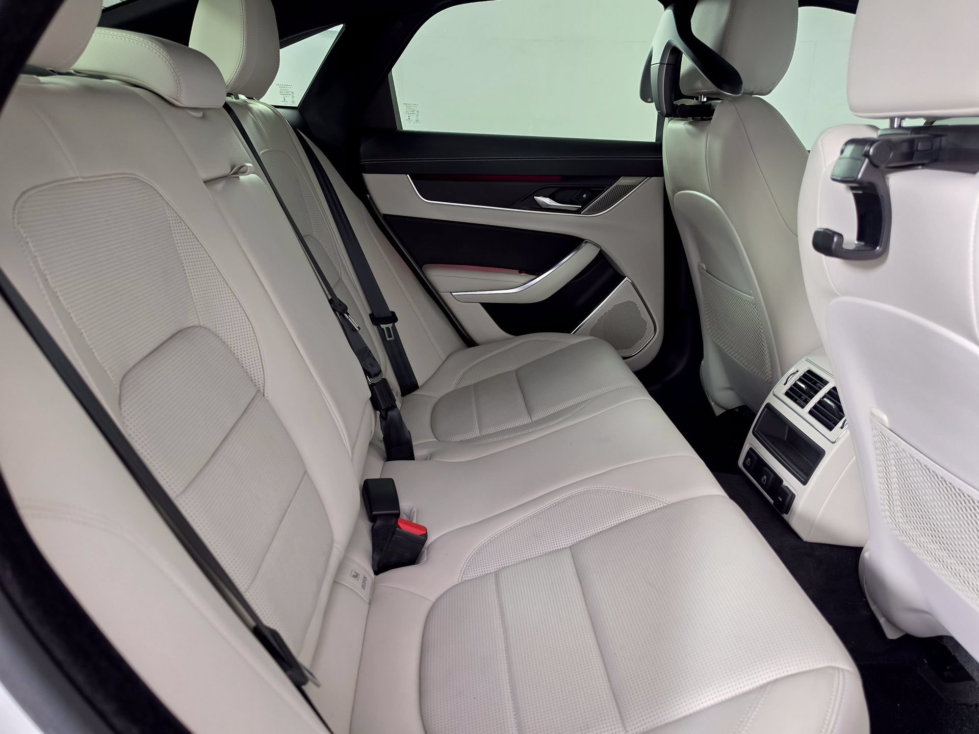 Used 2024 Jaguar XF R-Dynamic SE AWD/4WD image 45