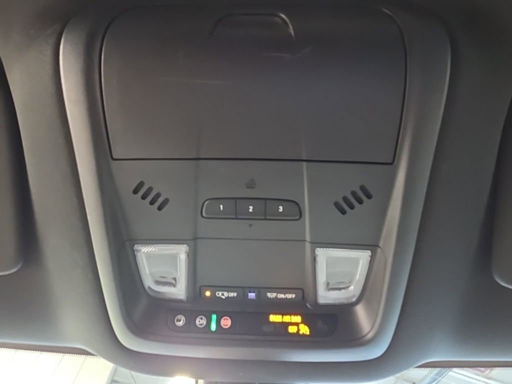 Used 2023 Buick Enclave Essence image 27