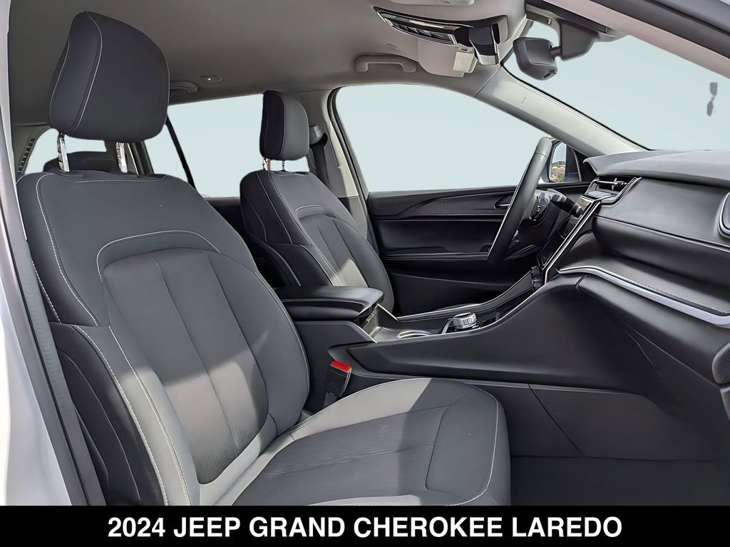 Used 2024 Jeep Grand Cherokee Laredo AWD/4WD image 26