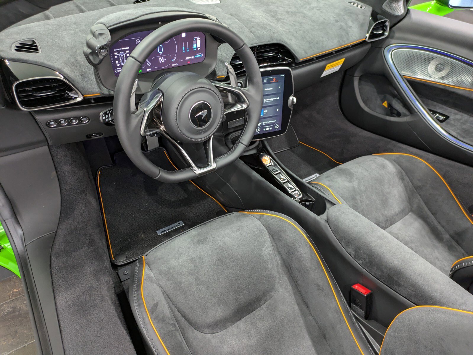 Used 2025 McLaren Artura Spider image 8