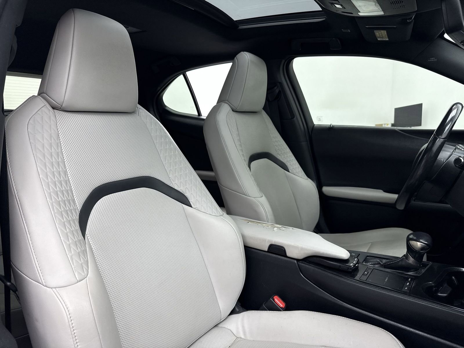 Used 2019 Lexus UX 200 w/ Premium Package image 32