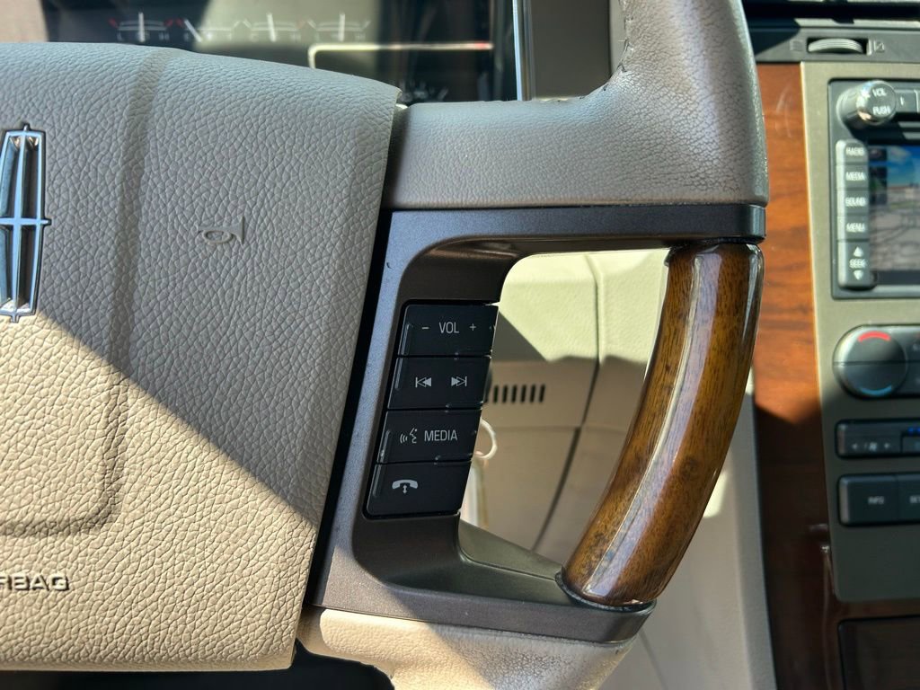 Used 2014 Lincoln Navigator 4WD image 15