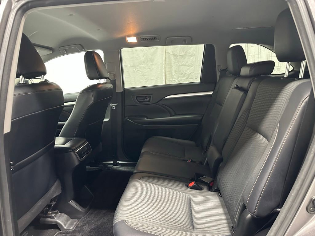 Used 2018 Toyota Highlander Plus w/ Carpet Mat Package (TMS) AWD/4WD image 40