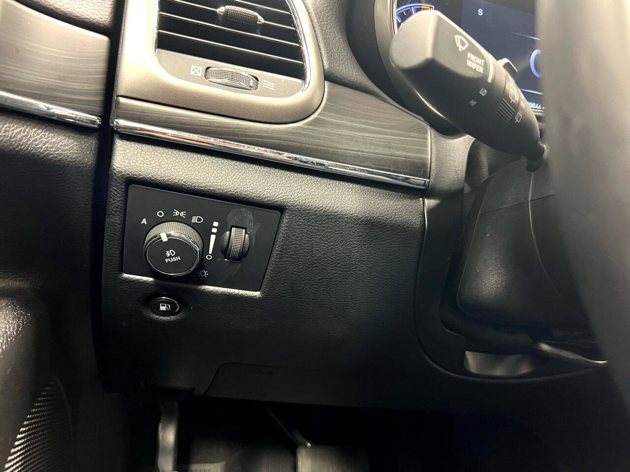 Used 2022 Jeep Grand Cherokee Limited image 24