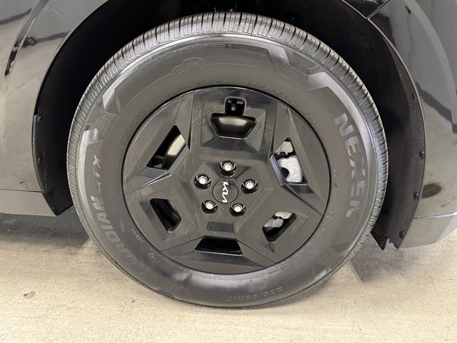 Used 2025 Kia Carnival image 9