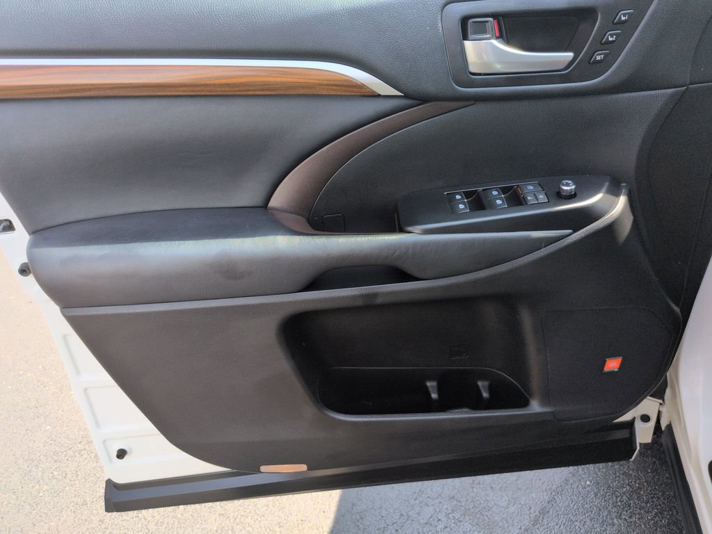 Used 2018 Toyota Highlander Limited AWD/4WD image 10