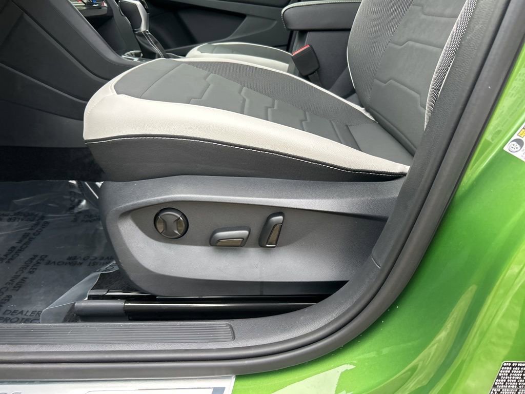 Certified 2025 Volkswagen Taos SE w/ Panoramic Sunroof Package image 16
