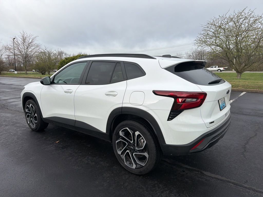 Used 2025 Chevrolet Trax RS w/ Sunroof Package image 4