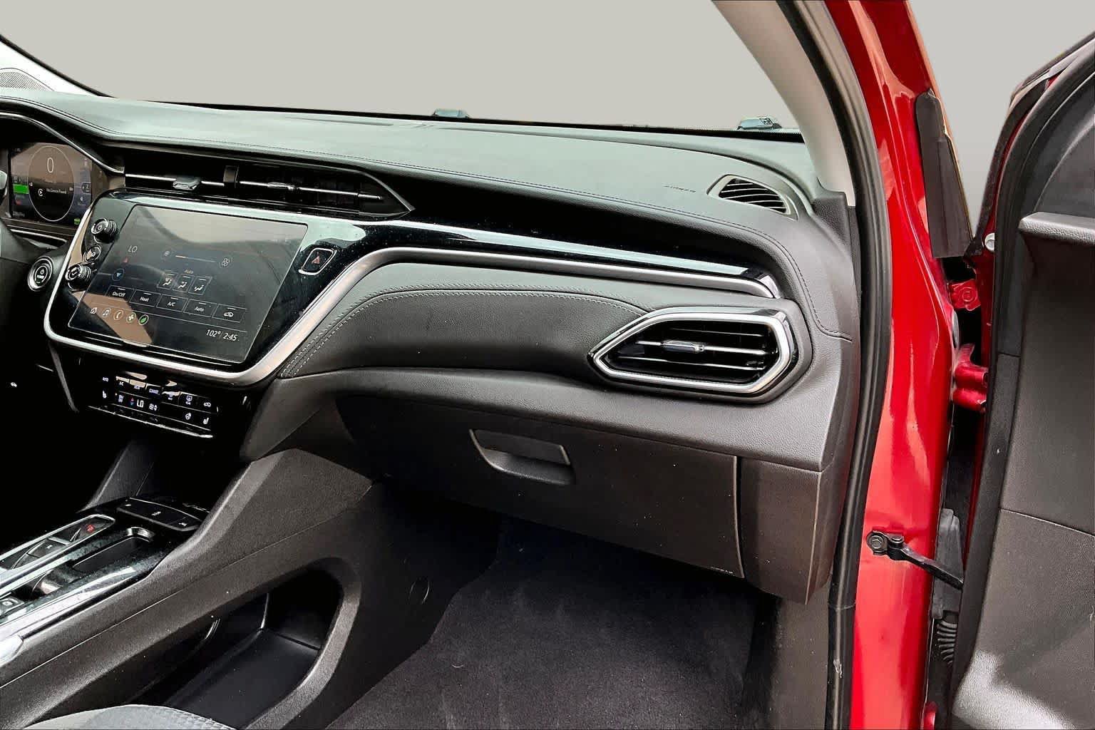 Used 2022 Chevrolet Bolt EUV LT w/ Comfort Package FWD image 18