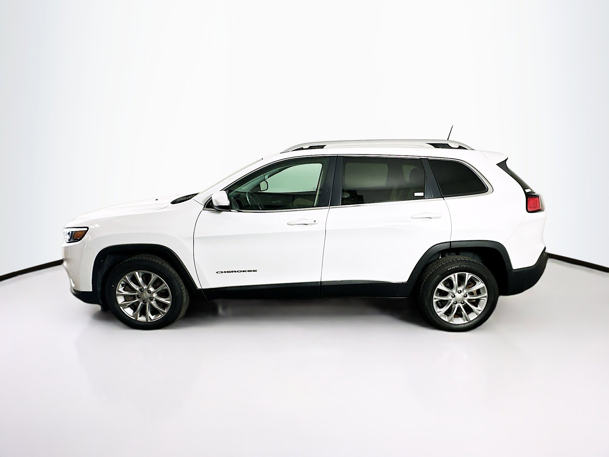 Used 2019 Jeep Cherokee Latitude w/ Popular Appearance Group image 4