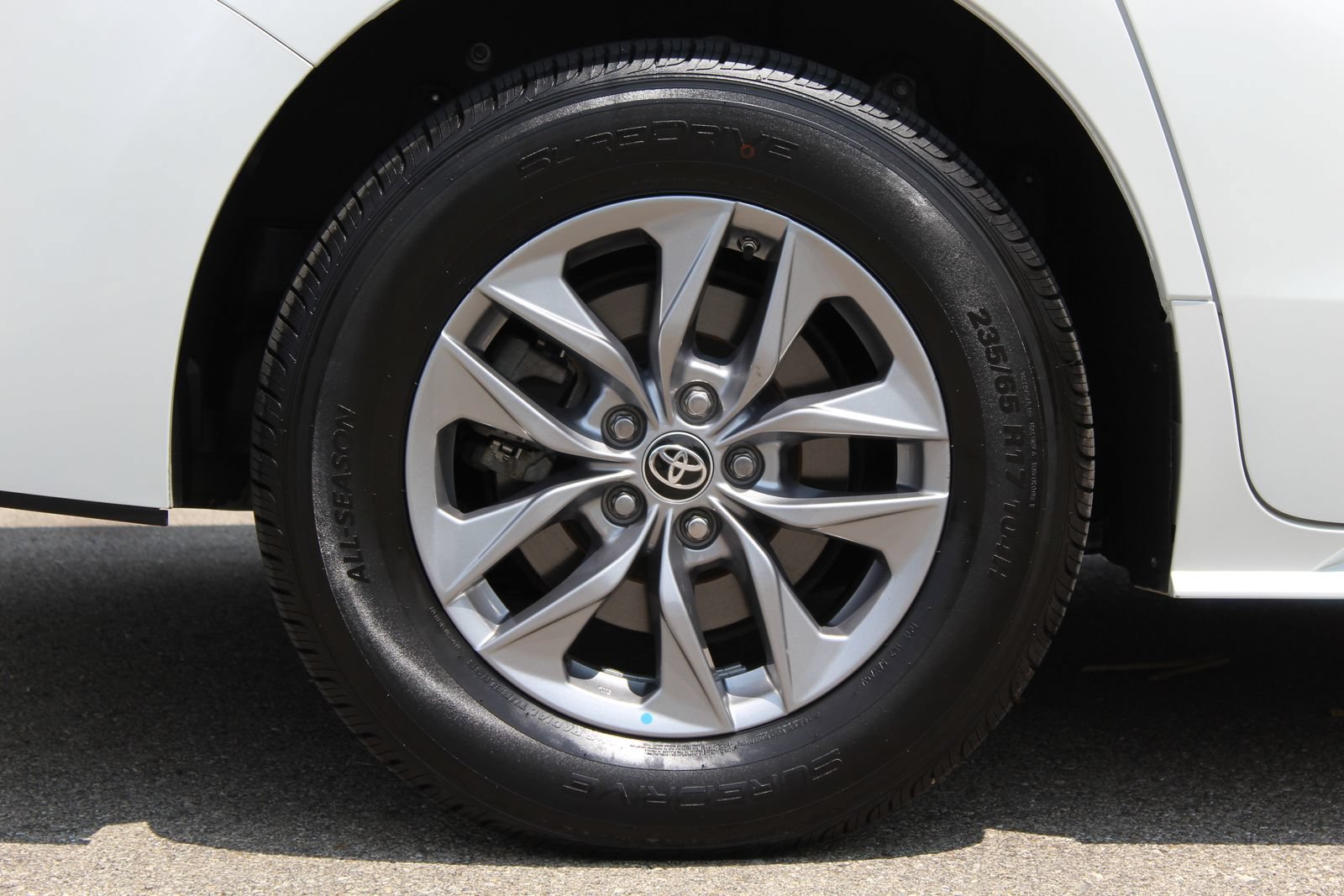 Used 2024 Toyota Sienna XLE FWD image 27