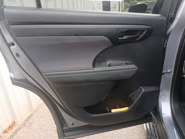 Used 2023 Toyota Highlander LE FWD image 15
