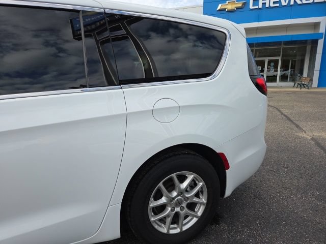 Used 2023 Chrysler Pacifica Touring-L FWD image 33