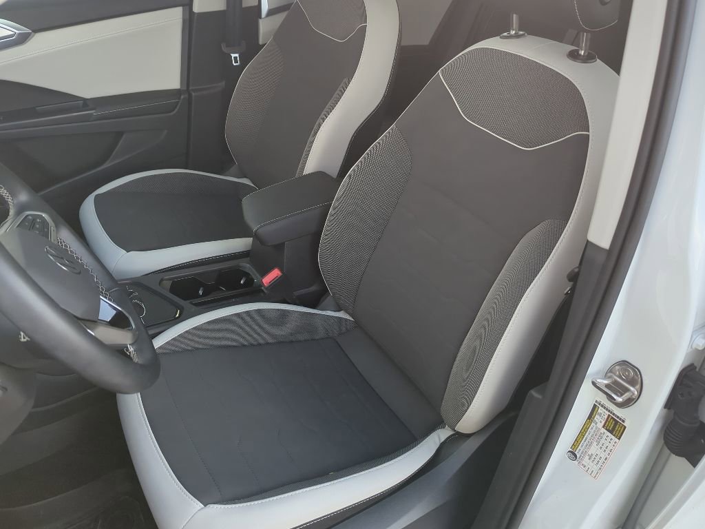 Used 2025 Volkswagen Taos SE w/ Panoramic Sunroof Package FWD image 5