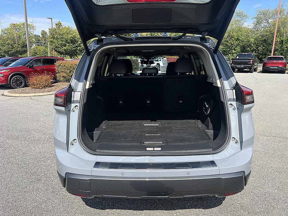 Certified 2025 Nissan Rogue SL w/ Tech Package FWD image 15