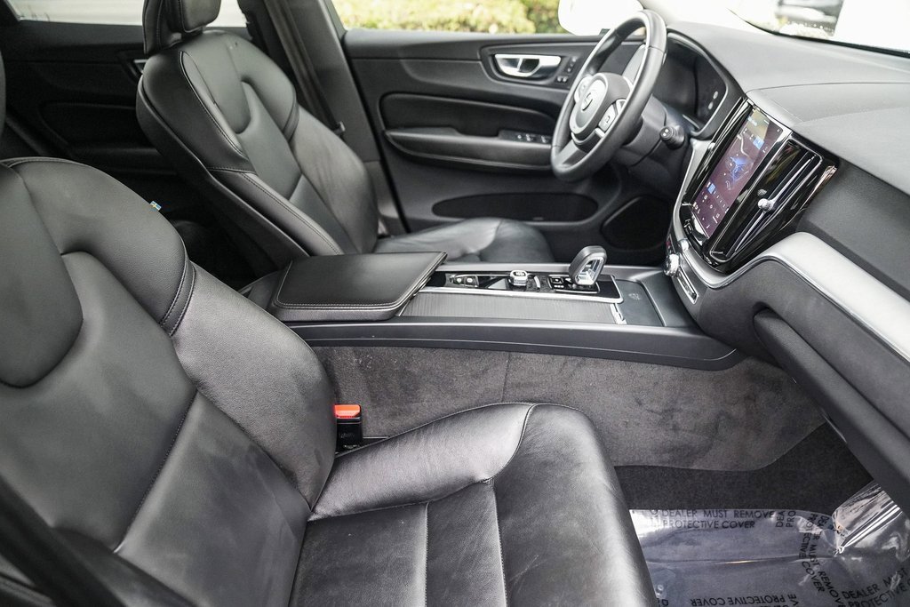 Used 2023 Volvo XC60 B5 Core image 15