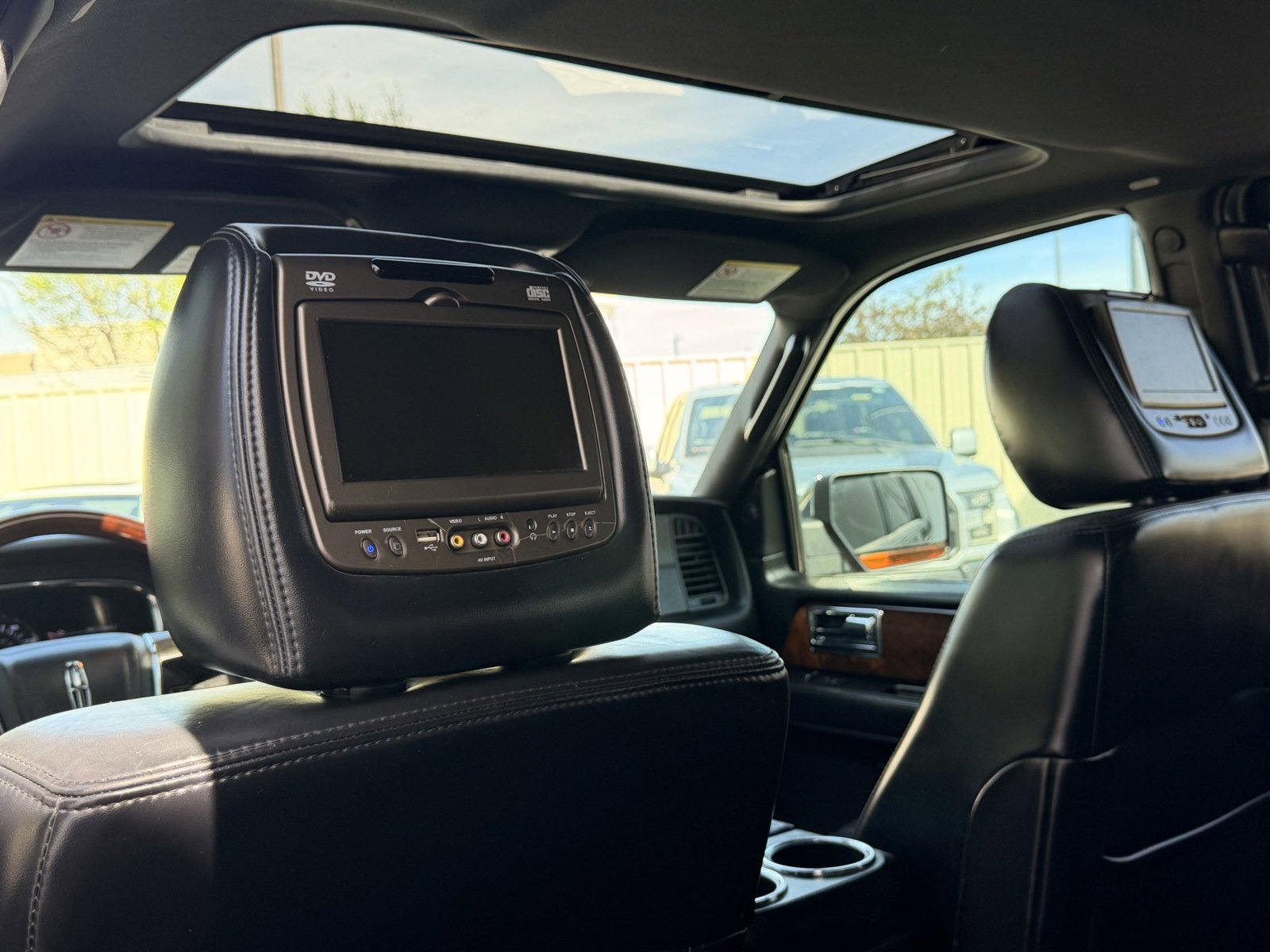 Used 2015 Lincoln Navigator 4WD image 16