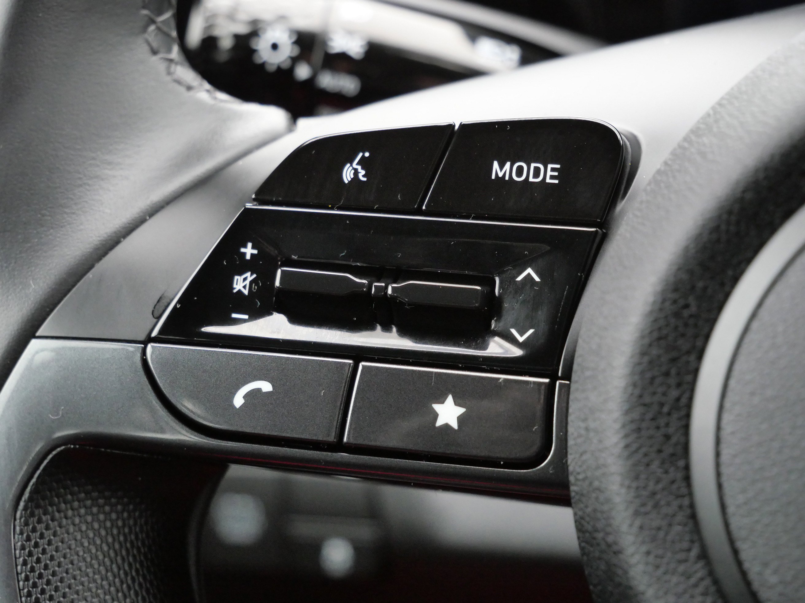 Certified 2025 Hyundai Elantra SEL image 32