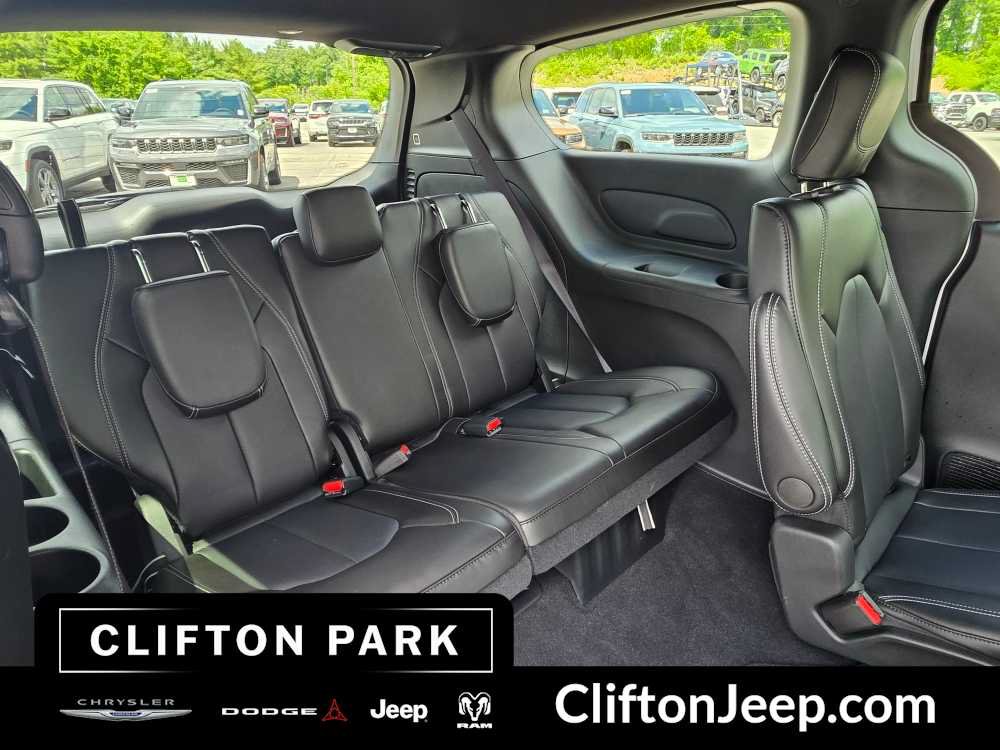 Used 2026 Chrysler Pacifica Select FWD image 18
