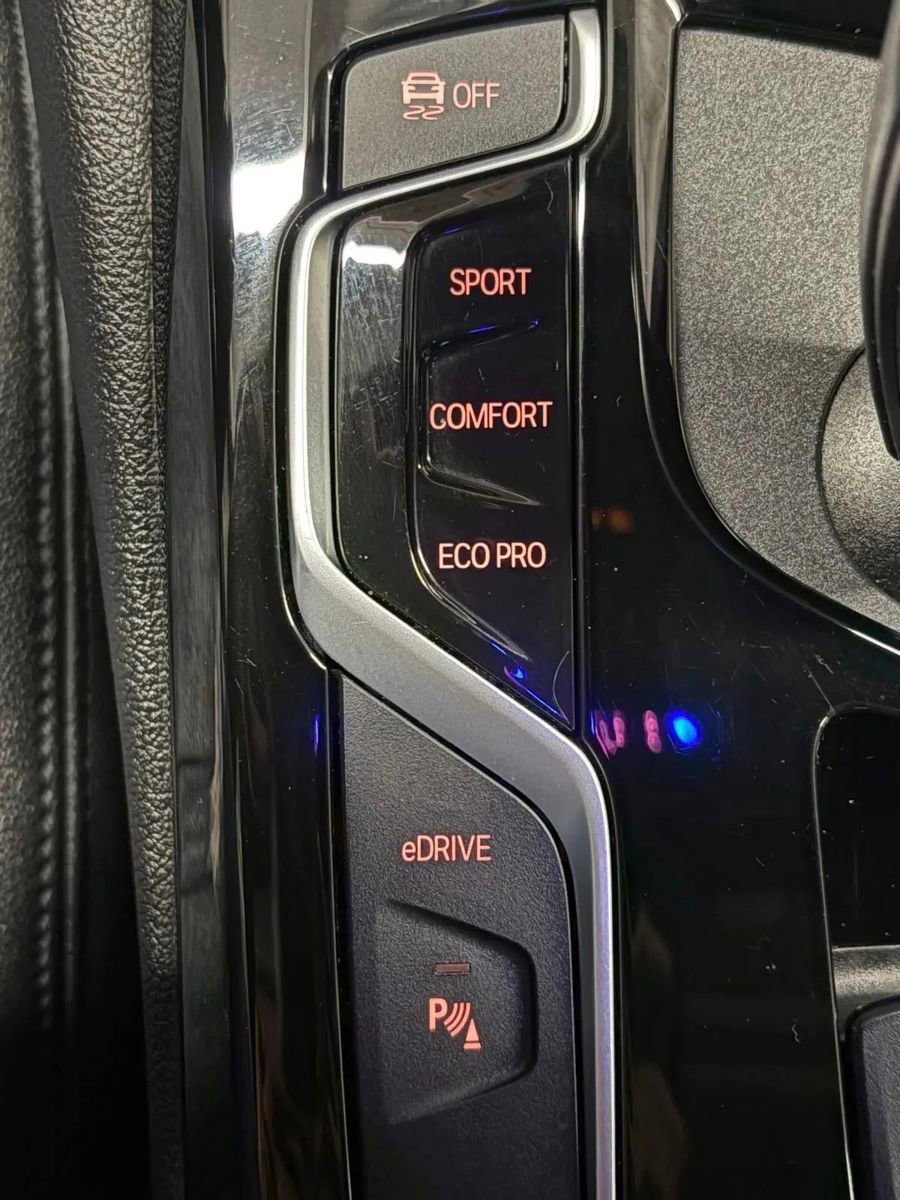 Used 2019 BMW 530e xDrive w/ Convenience Package image 39