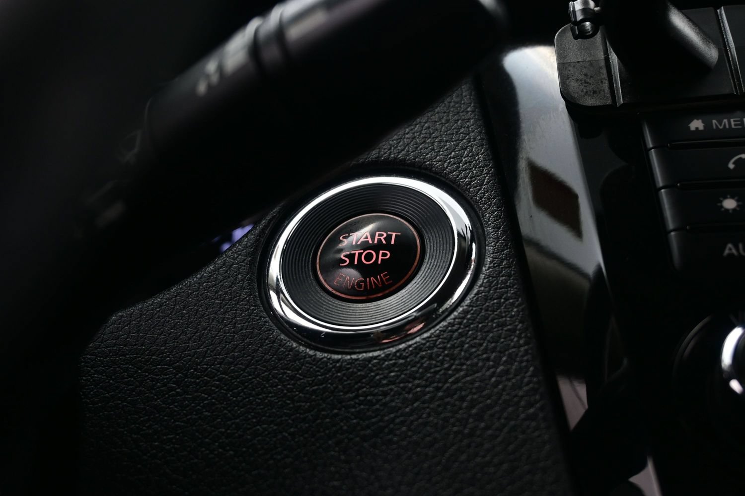 Used 2018 Nissan Rogue SV AWD/4WD image 23