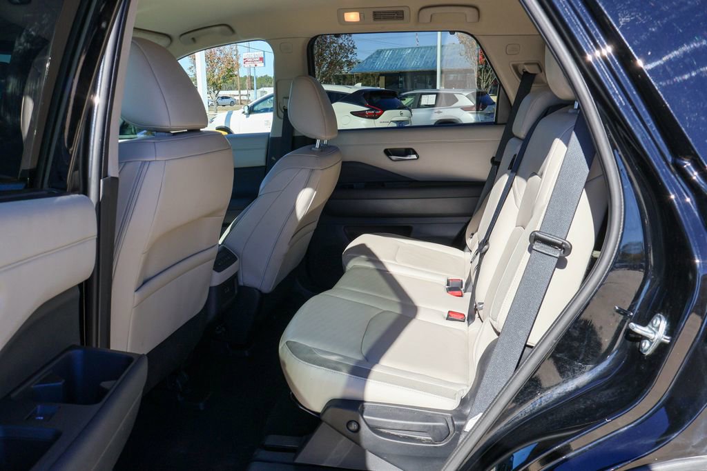 Used 2025 Nissan Pathfinder SL image 9