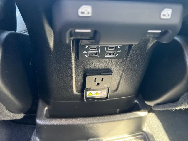Used 2025 Jeep Wrangler Unlimited Sahara AWD/4WD image 20