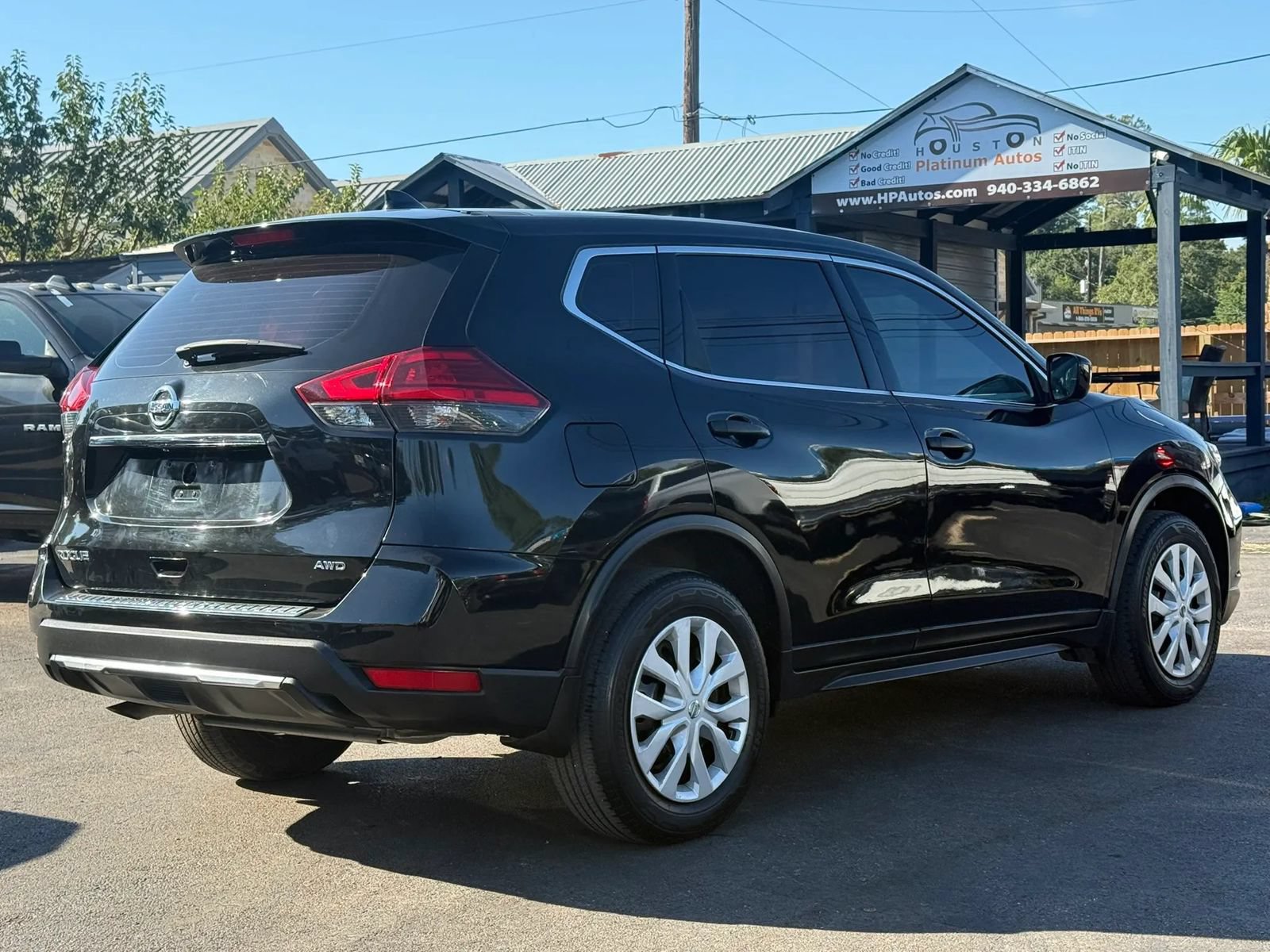 Used 2017 Nissan Rogue S AWD/4WD image 5