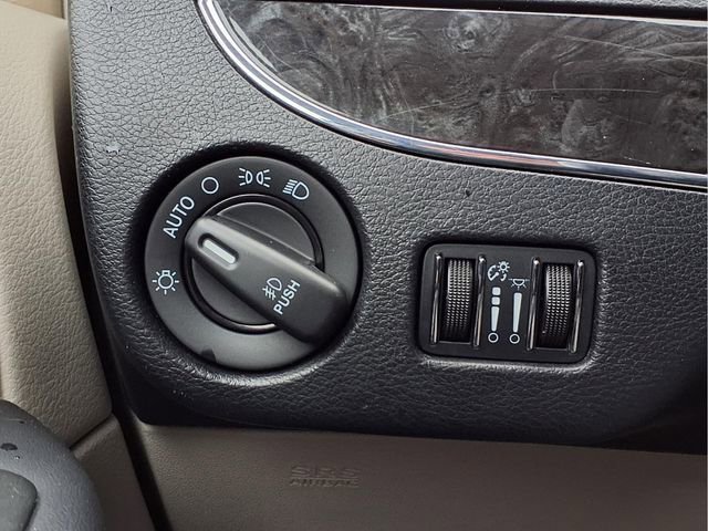 Used 2014 Chrysler Town & Country Touring image 9