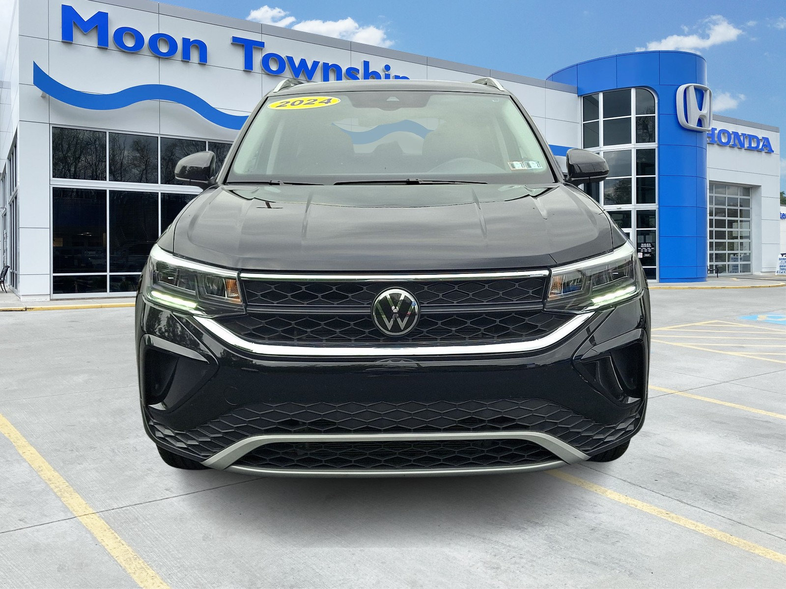 Used 2024 Volkswagen Taos SE AWD/4WD image 2